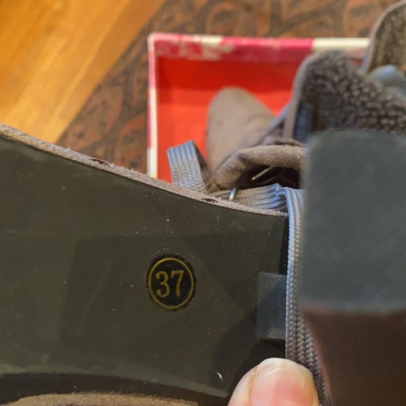 Women grey suede ankle boots with shearling lining. - Picture 9 of 9